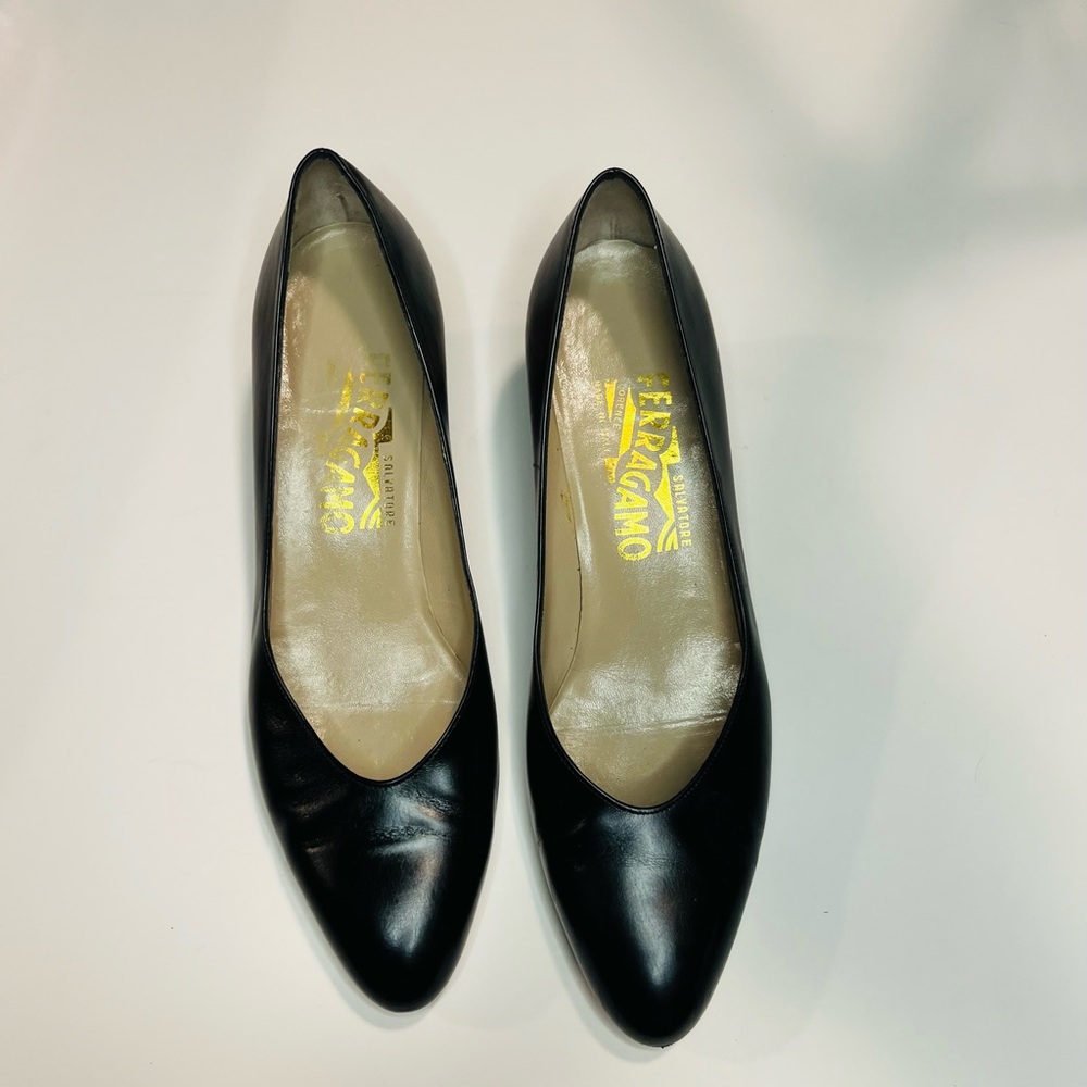 Salvatore Ferragamo Women’s Beautiful Classic 90’s Black Pump Heels Size 7AA - Picture 2 of 8